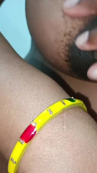 Vecină indiană însărcinată călărește pe pulă, dar are orgasm cu control