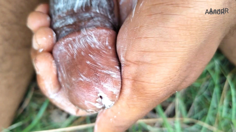 AnR: Masturbacja Pt2 zaspokajający orgazm indyjski chłopiec masturbuje się w dżungli...