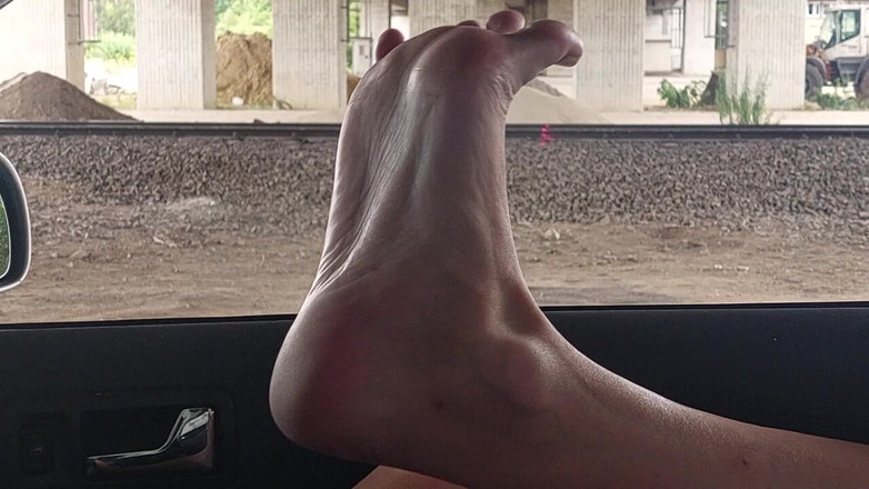 sweetfeet29: Picioarele îndreptate spre mașină
