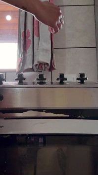 Vicino caldo che pulisce la cucina