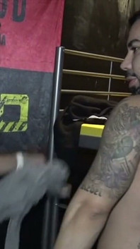 Jovem Latino transa com um cara musculoso
