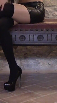 Une MILF avec de belles jambes, des bas et des talons hauts