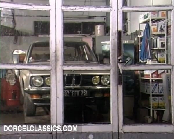 Dorcel classics: Ela seduz o mecânico de carros