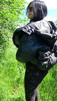 Sexy venkovní kouření a hra s mrdkou s péřovou bundou 269