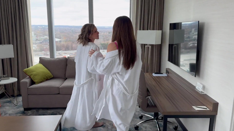 Serenity Cox: Nadia Foxx ve Serenity Cox / kız arkadaşlar iki adamı baştan çıkarıyor...