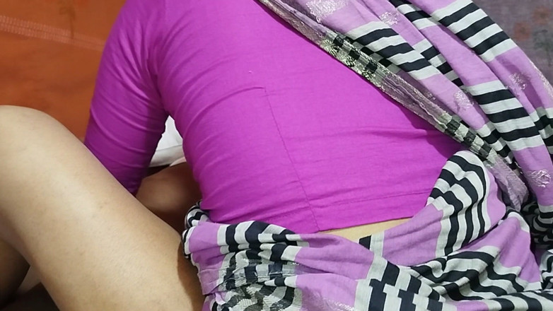 Deshi women: 18岁的印度年轻妻子与她的继父发生性关系