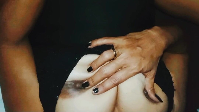 anal_queen_amateur: MILF vyvrcholila prsty, zatímco poleno vchází a vychází z zadku