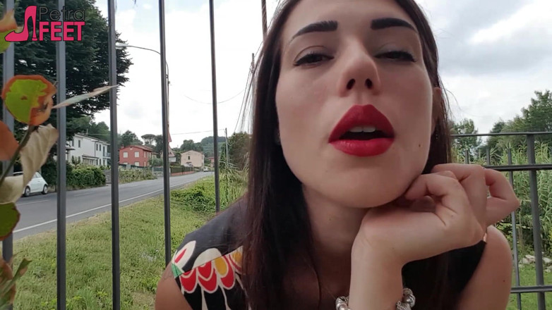 Smokin Fetish: Brünette petra raucht ihre ciggaretes im freien