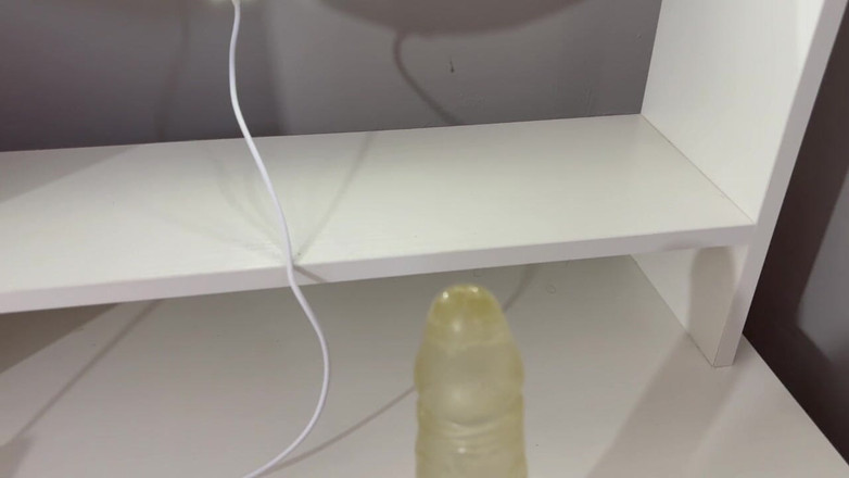 AmayaMori: 我戴着医用白手套用油腻的手给假阳具打手枪