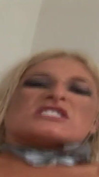 Milf blondă cu zgardă și futută dur până la un orgasm exploziv