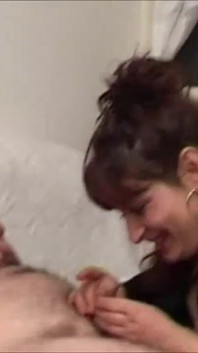 Olgun bayan mükemmel sakso çekiyor