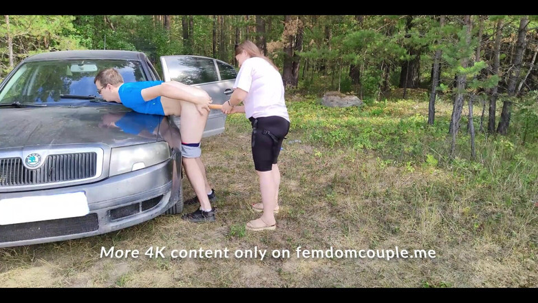 femdom_couple: 공공 장소에서 마누라는 길에서 존나 흥분했고 차 후드에 페니반을 따먹었어