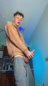 Enorme corrida de un chico flaco con una polla sorprendentemente grande