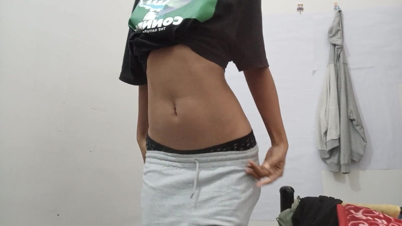 desigirl93: 角質の女の子はクリーミーな猫を自慰行為します