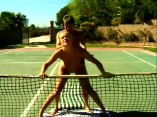 Hot and Wet: Sexy blondýnka má sportovní šukání na tenisovém kurtu