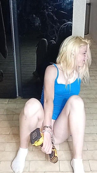 Quente loira gata de 18 anos fodendo carro rc com vibrador