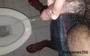 Alex James: Писсинг в туалете