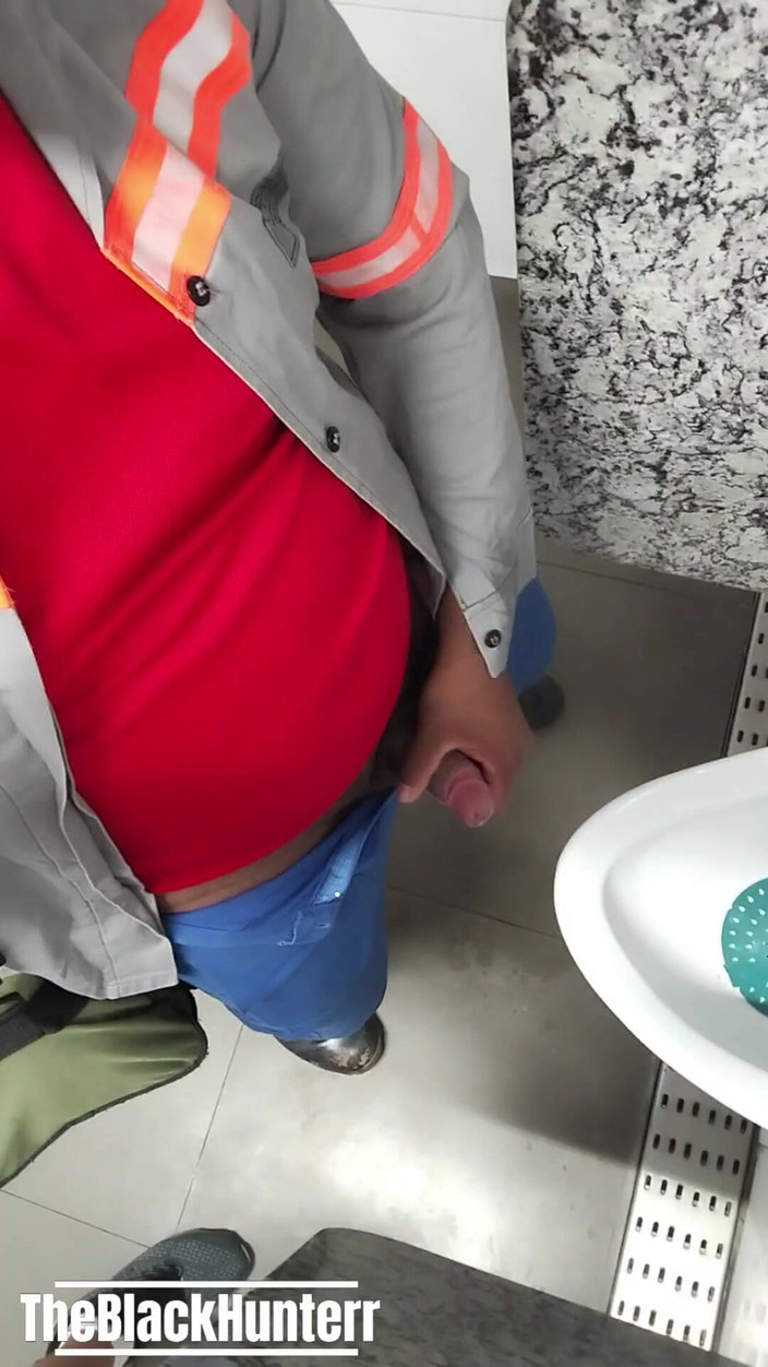 TheBlacKHunterr: Ssałam kolegę w łazience firmy