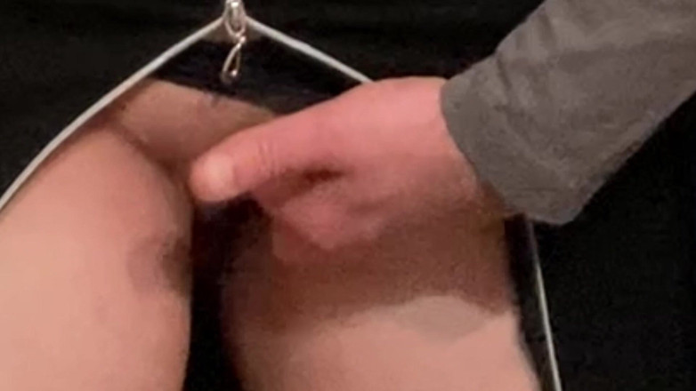 PriyaNaavya: Nadržená holka prstí pod šaty na veřejnosti