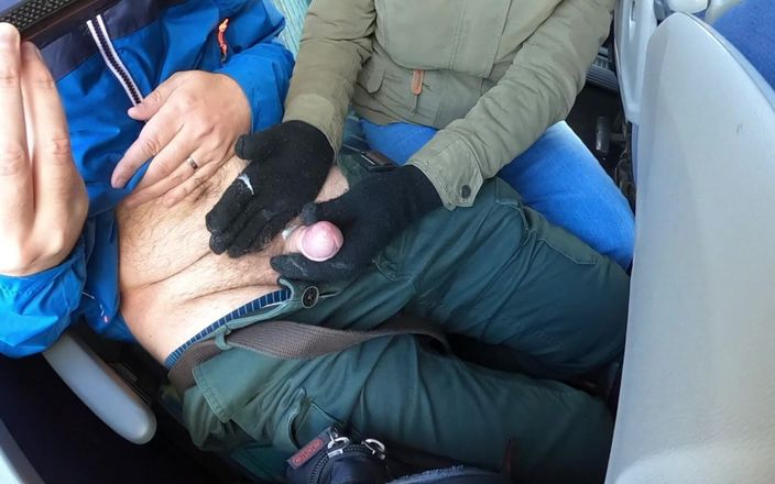 Mature cunt: Svarta handskar avrunkning i en buss