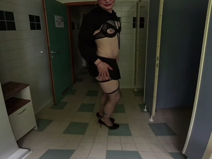 Sissy Adventures VR: Femboy čůrá v pisoáru