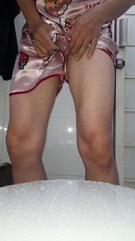 Fată care se masturbează purtând pijamale din Satin cu pantaloni scurți