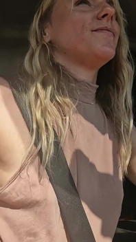 Bionda Sexy Ingoia Sperma Dopo Il Pompino in Strada