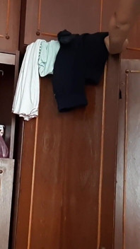 Sementara pembantu rumah tanggaku mencuci chandelier aku melihatnya dan masturbasi - ilusi lesbian