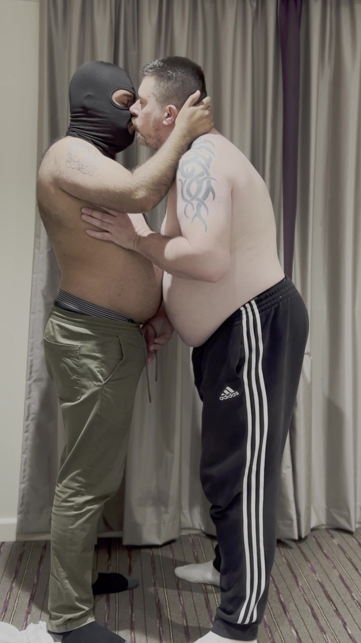 uktattooedchub74: Роздягання один одного, епізод 3