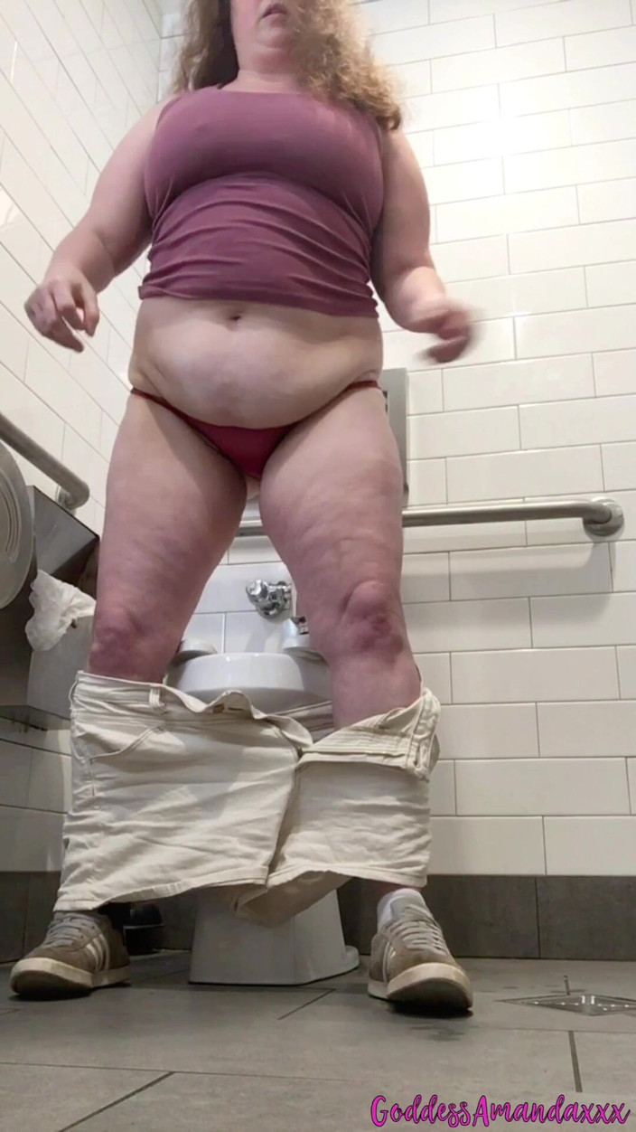 Goddess Amanda: 公衆トイレで私のセクシーなお尻で放尿&amp;からかう