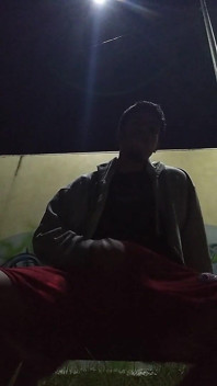 Un homme sans chemise sexy dans le parc avec seulement un pull à chaud