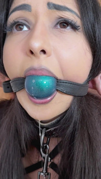 Bondage dominazione femminile: guinzaglio, gag del pene e sospensione della porta. Jezebel parte 1 (4k +bts)