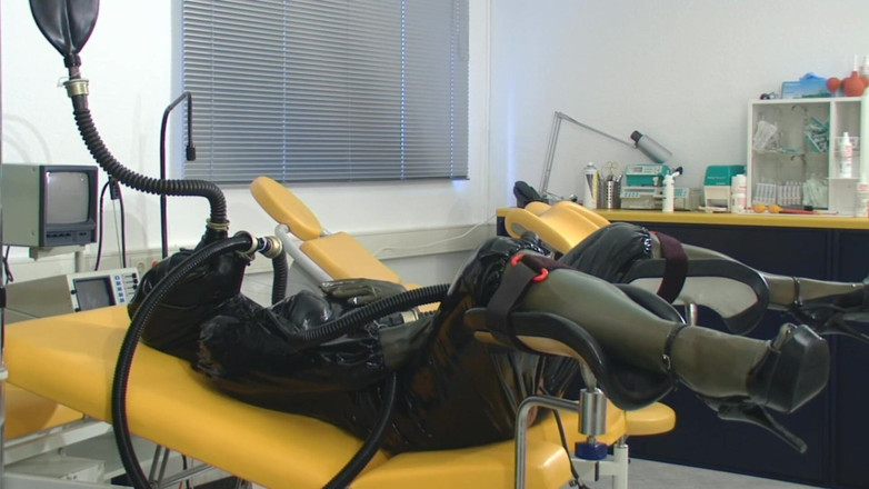 Rubber & Clinic Studio - 1ATOYS: Thủ dâm cao su kỳ lạ với nước tiểu-rebreather