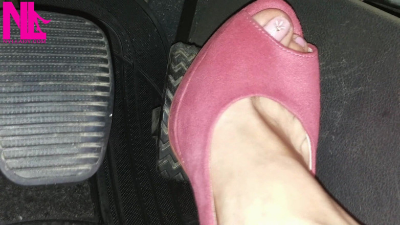 Nyllady: Rijden op blote voeten en in levendige roze sandalen met...