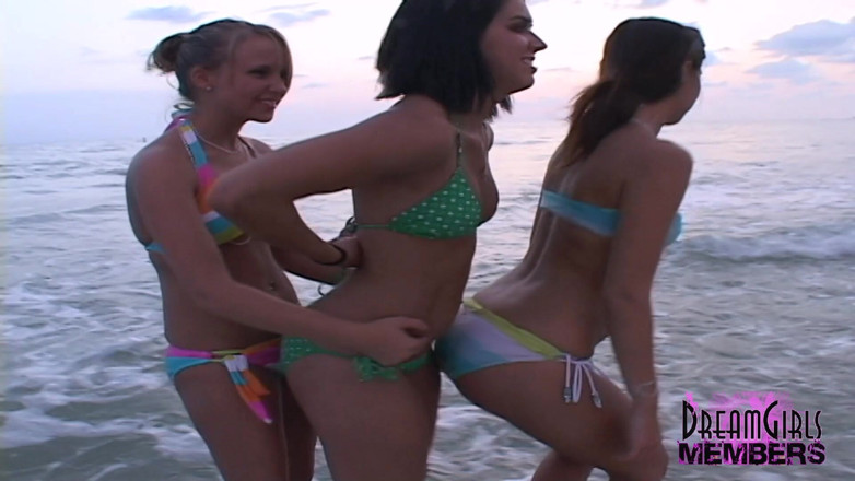 Dream Girls: Tiga awek panas berseronok dan bertelanjang atas di pantai awam