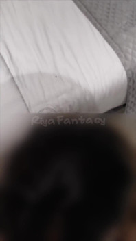 Riya si cewek seksi dengan kain sosis 28 tahun lagi asik nyepong kontol besar