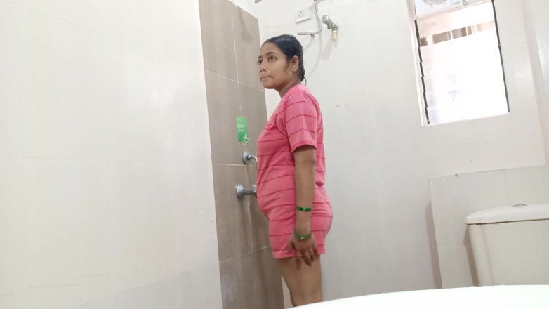 Telugu Couple: 印度性感人妻在洗澡时抚摸阴户