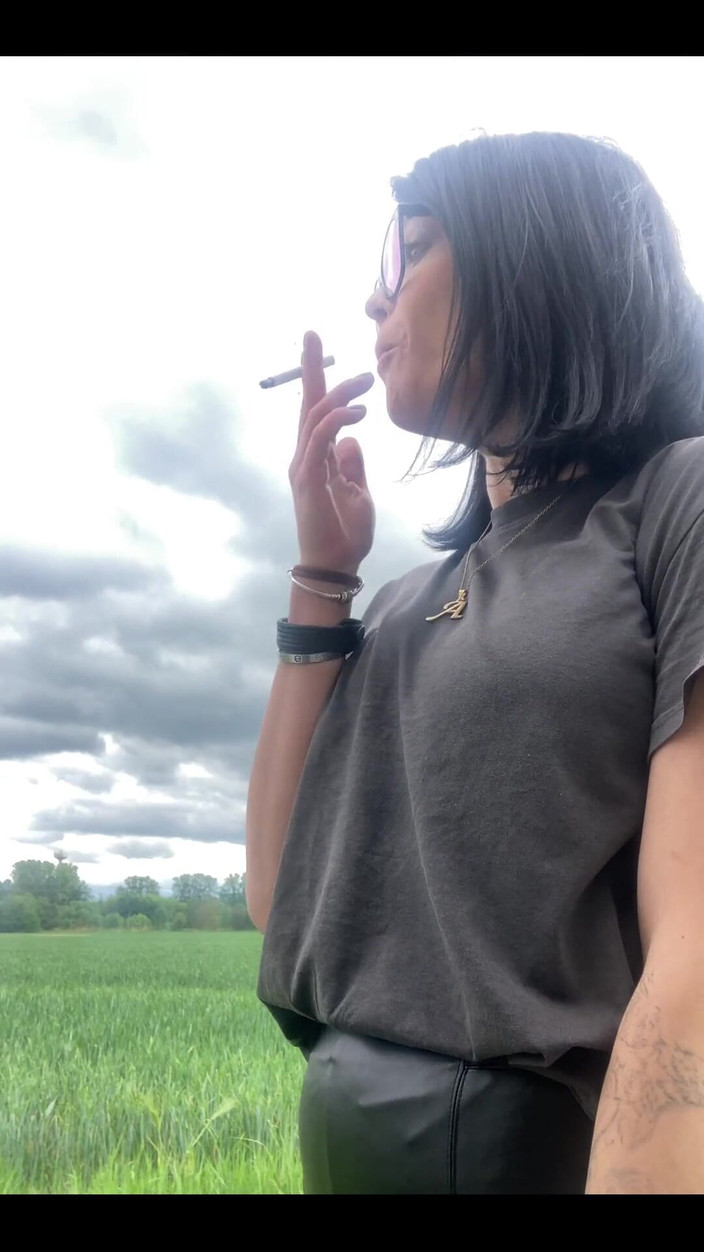 Shione Cooper: Merokok sebelum merakam dalam Van saya di luar 