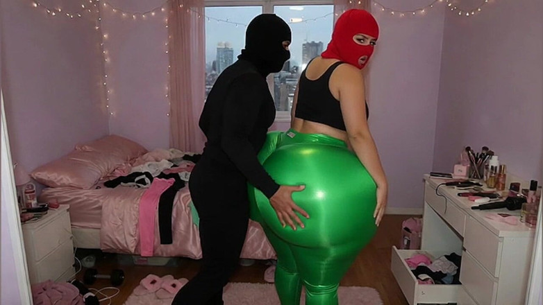 Animate golden: La ragazza con culo grosso in leggings verdi attillati viene...