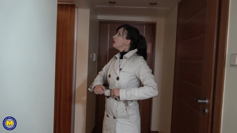 Mature NL: Sexy Mature MILF Wanilianna Is Feeling Super Horny and Fingers...