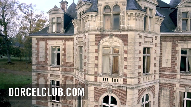 Dorcel Club: Seks bertiga panas dengan 2 awek cantik