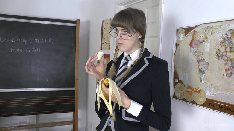 St Mackenzie's Archive: Melissa mangia una grande banana in classe