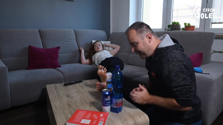 Czech Soles - foot fetish content: Un amant à gros pieds mesure et compare les pieds de...