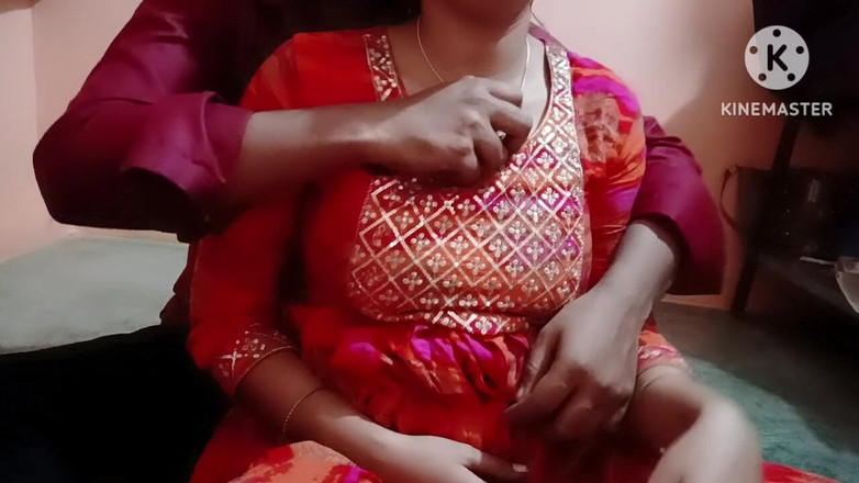 Madhu bhabhi: Pierwszy raz dziewczyny zostały mocno przycisnięte i pocałowane.