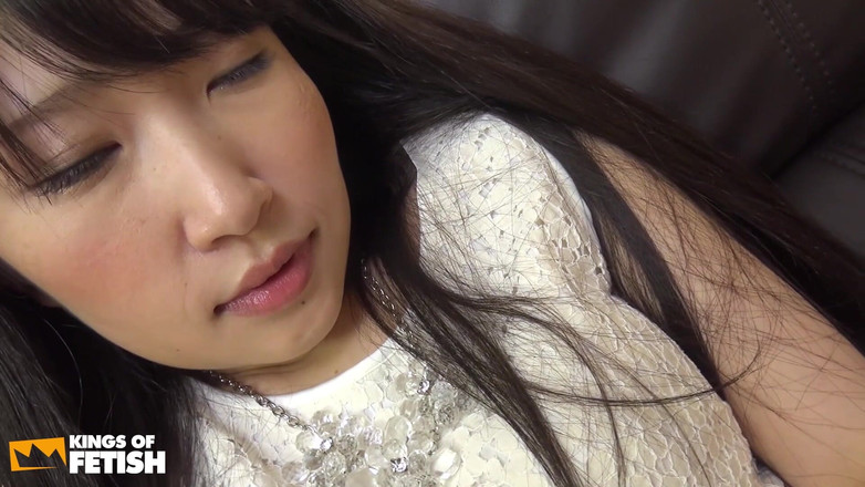 Pure Japanese adult video ( JAV): Японская девушка играет с ее мокрой заросли на собеседовании на работу