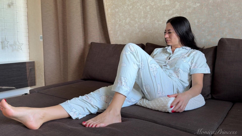 Princess Monica: Peidando De Pijama Em Um Travesseiro Enquanto Está Sentado No...