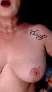 Titty studsar flexar ett bröst fram n tillbaka och båda
