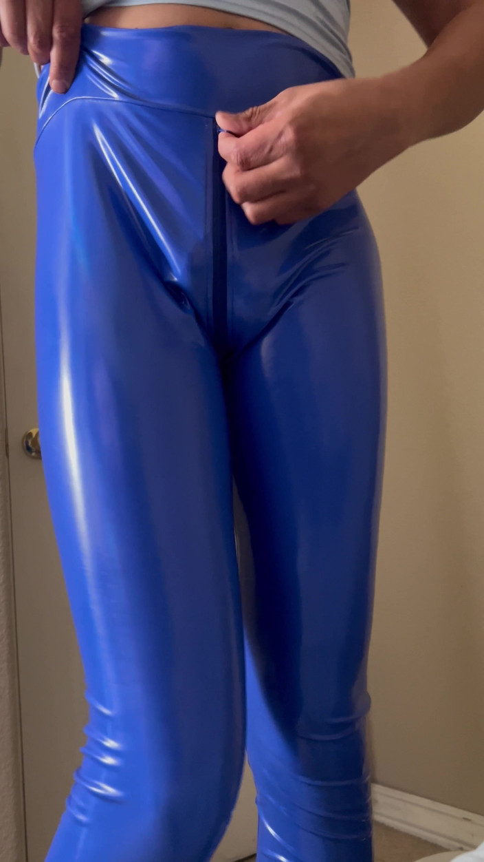 Yuna Luna: Blaue glänzende leggings mit sperma
