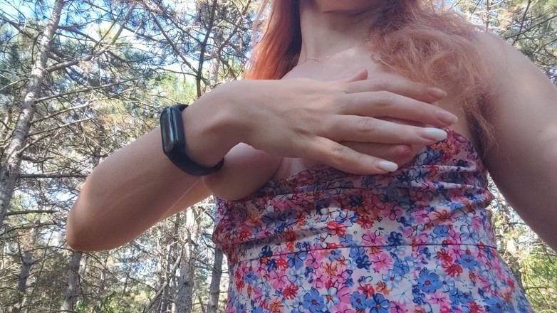 Risky Hairy Couple: Tetas leitosas e buceta peluda se mostrando na floresta