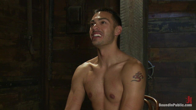 Bound in public: Trai trẻ bịt mắt bú cu người lạ tại một...